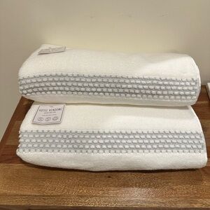 NWT Hotel Vendome 2pc Bath Towels
Quick Dry Spa 100% Zero Twist Cotton